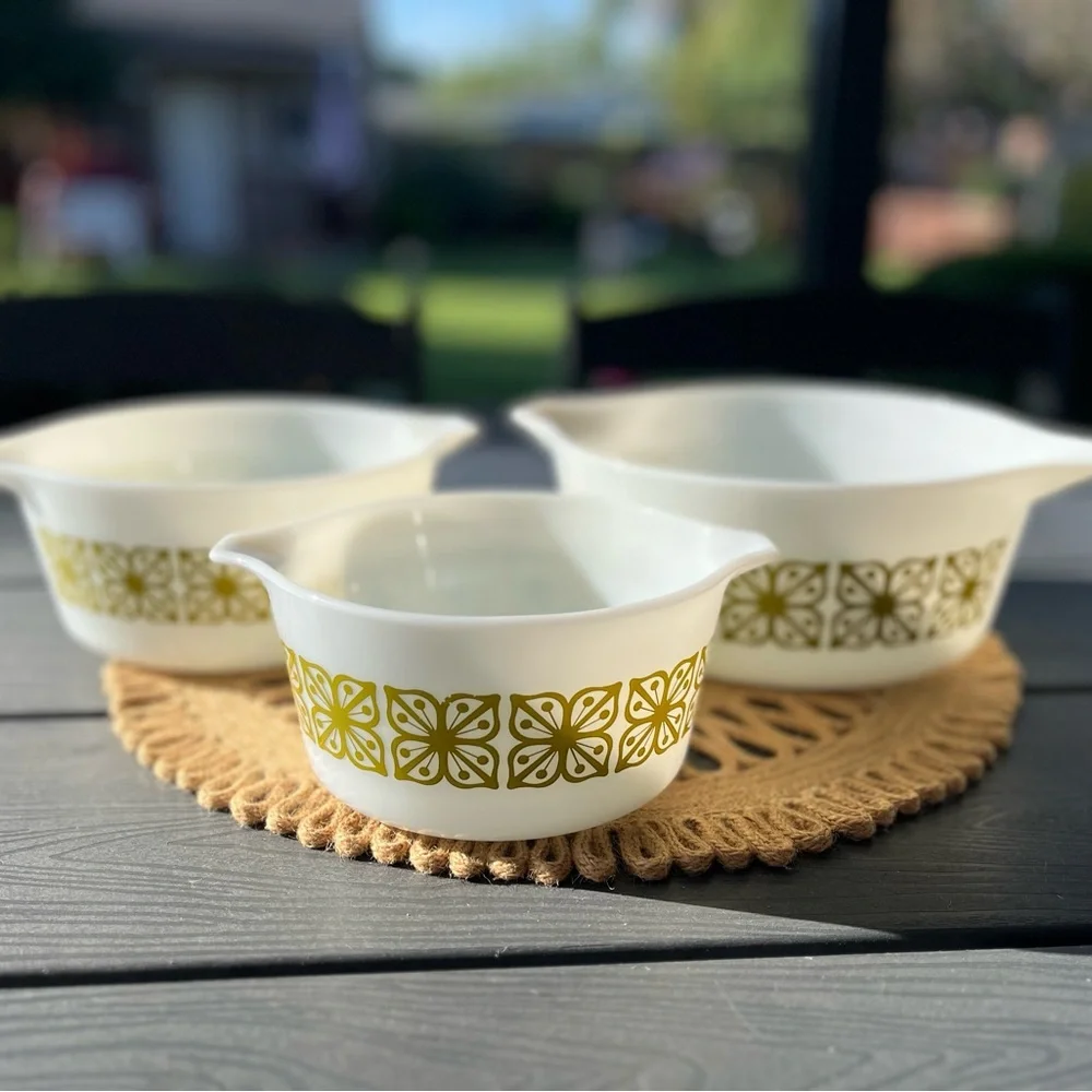 Vintage PYREX verde flower square bowl trio with lids - Picture 2 of 3